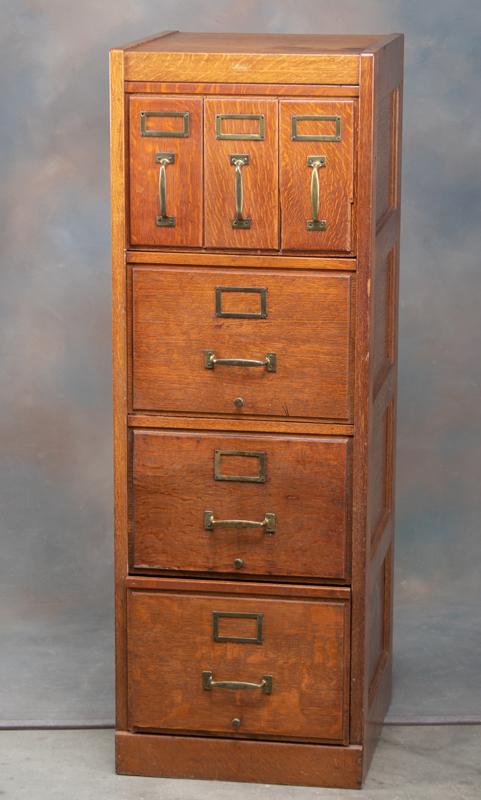 Unique antique quarter sawn oak 6 drawered Filing Cabinet, circa 1910-1920. Drawers are complete wit
