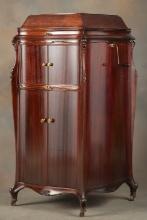 Fantastic antique Victor Victrola, circa 1920s, in beautiful serpentine mahogany case. Note: All com