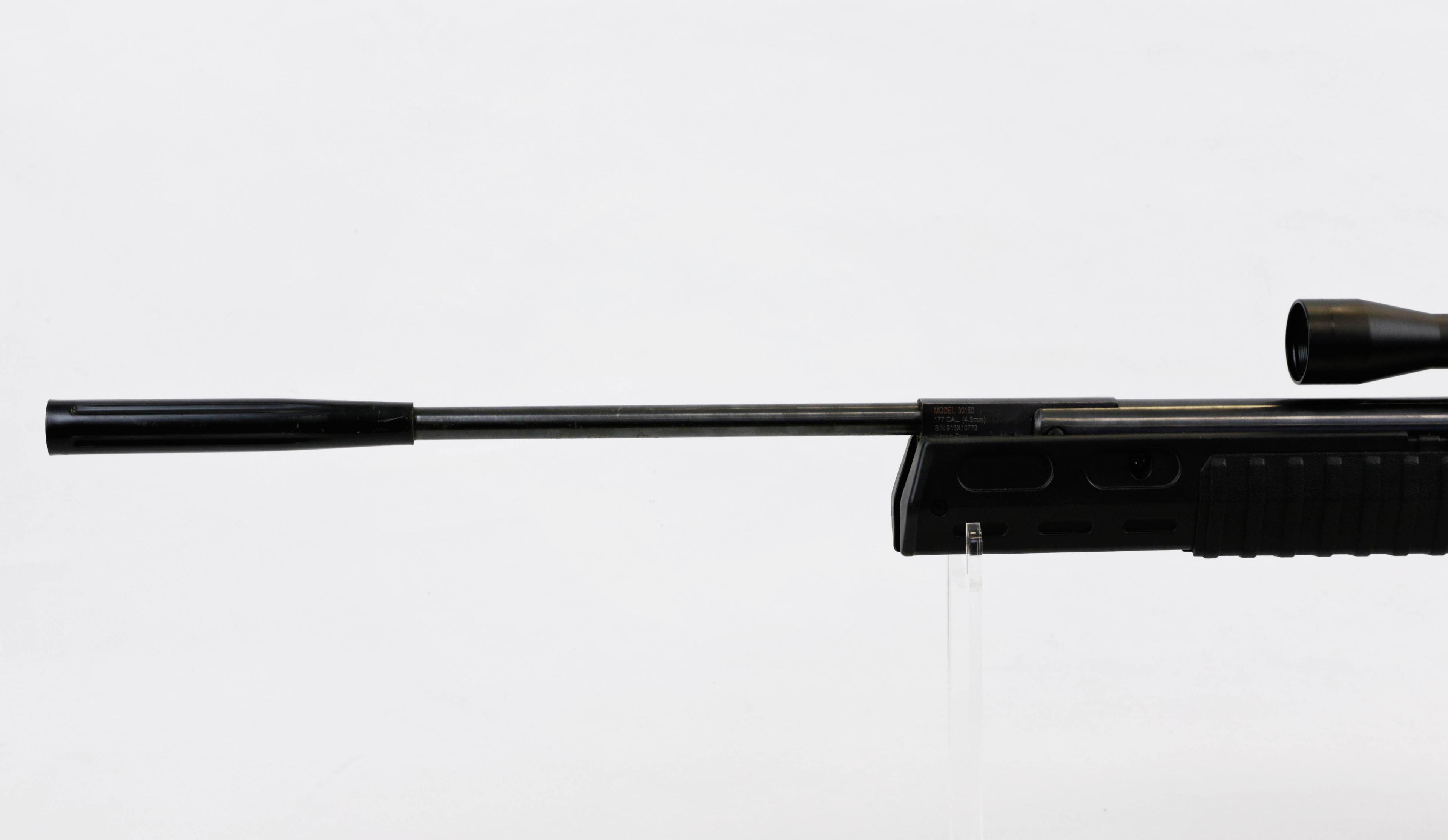 Crosman Fury II Blackout .177 cal pellet gun Model 30150 w/Center point 4x32 scope ser# 913X0773