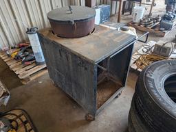 BIG FRYER/COOKING POT ON WHEELS