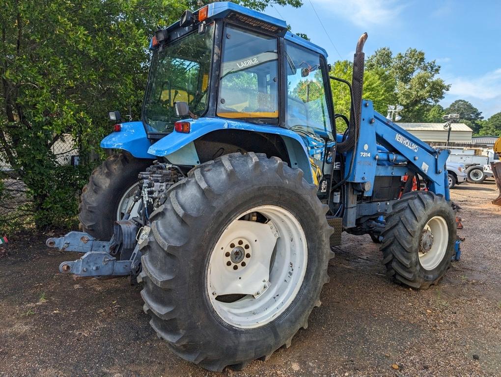 NEW HOLLAND 8260 TRACTOR