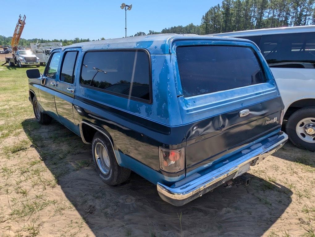 1988 CHEVY SUBURBAN, AUTO, SHOWING 61,295 MIS