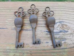 3 Gothic Castle Dungeon Cast Iron Metal Skulls Heads Skeleton Keys