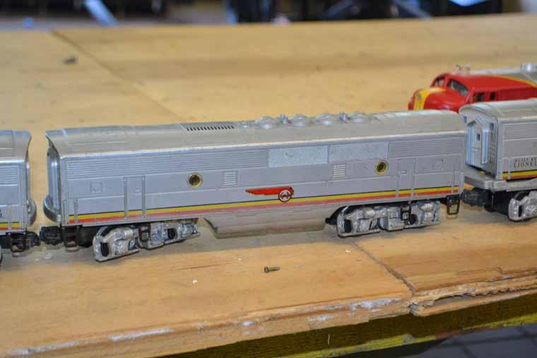 Lionel O Gauge GP7 ABA Display, 3 Engines, 5 Passenger Cars, Including rare Railway Express Car #530