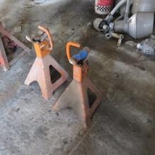 Set of jack stands