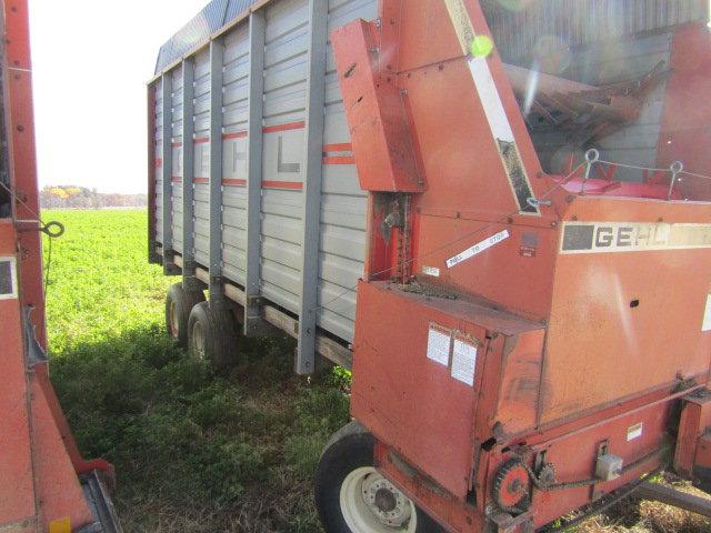 Gehl 970 16 Ft. Forage Box on Harms HD Tandem Wagon, Flotation Tires, Ext.