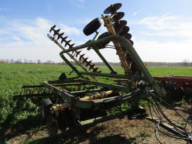 John Deere Model 220-20Ft. Center Fold Disc, Hydraulic Pole, Dual Wheels on