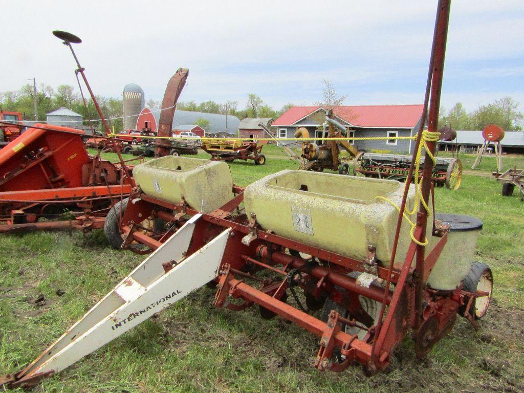 IH Model 56 Four Row Corn Planter ( Missing Fertilizer box Covers)