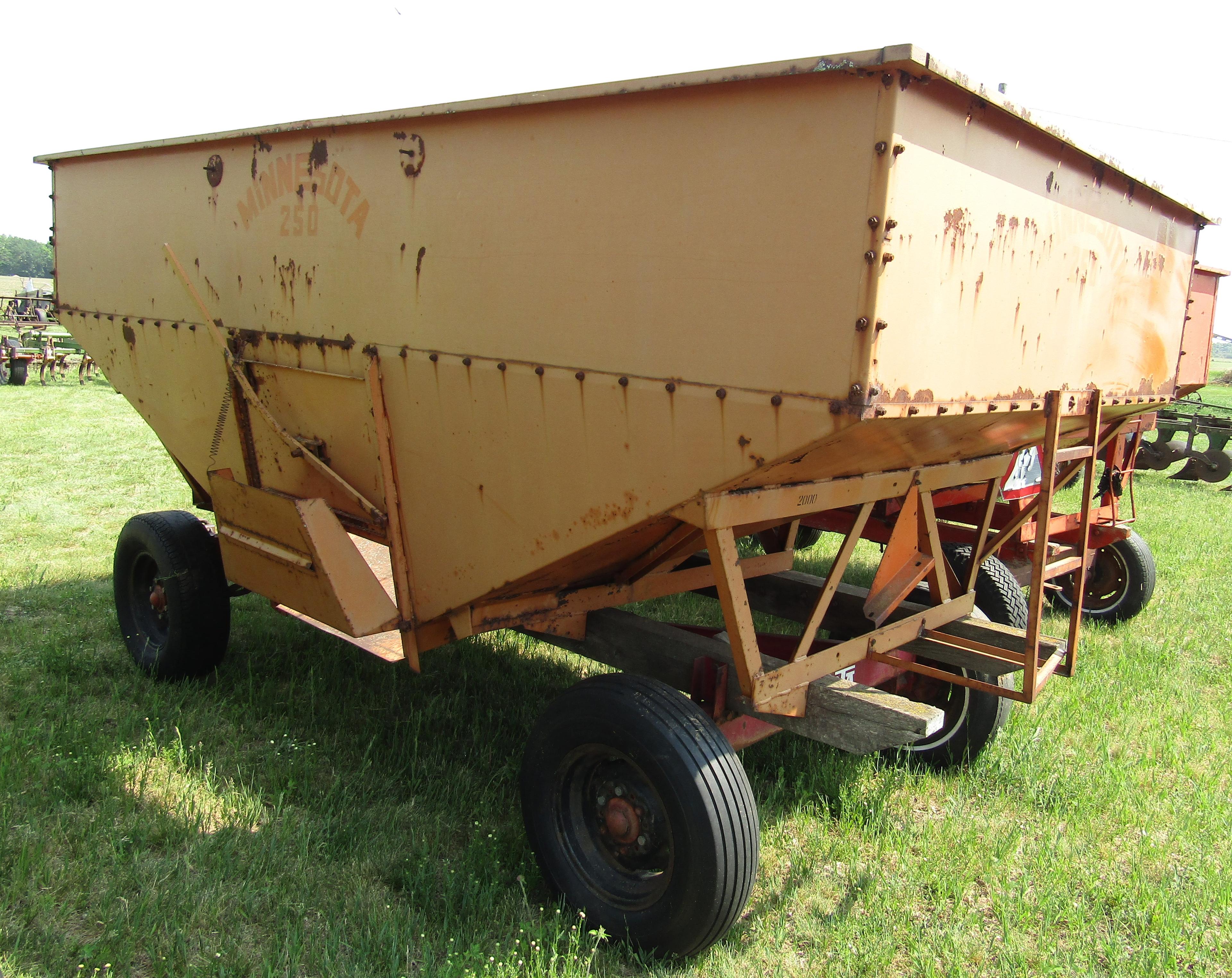 952. Minnesota Model 250 Gravity Box on MN 6 Ton Wagon, Ext. Pole