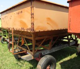 952. Minnesota Model 250 Gravity Box on MN 6 Ton Wagon, Ext. Pole
