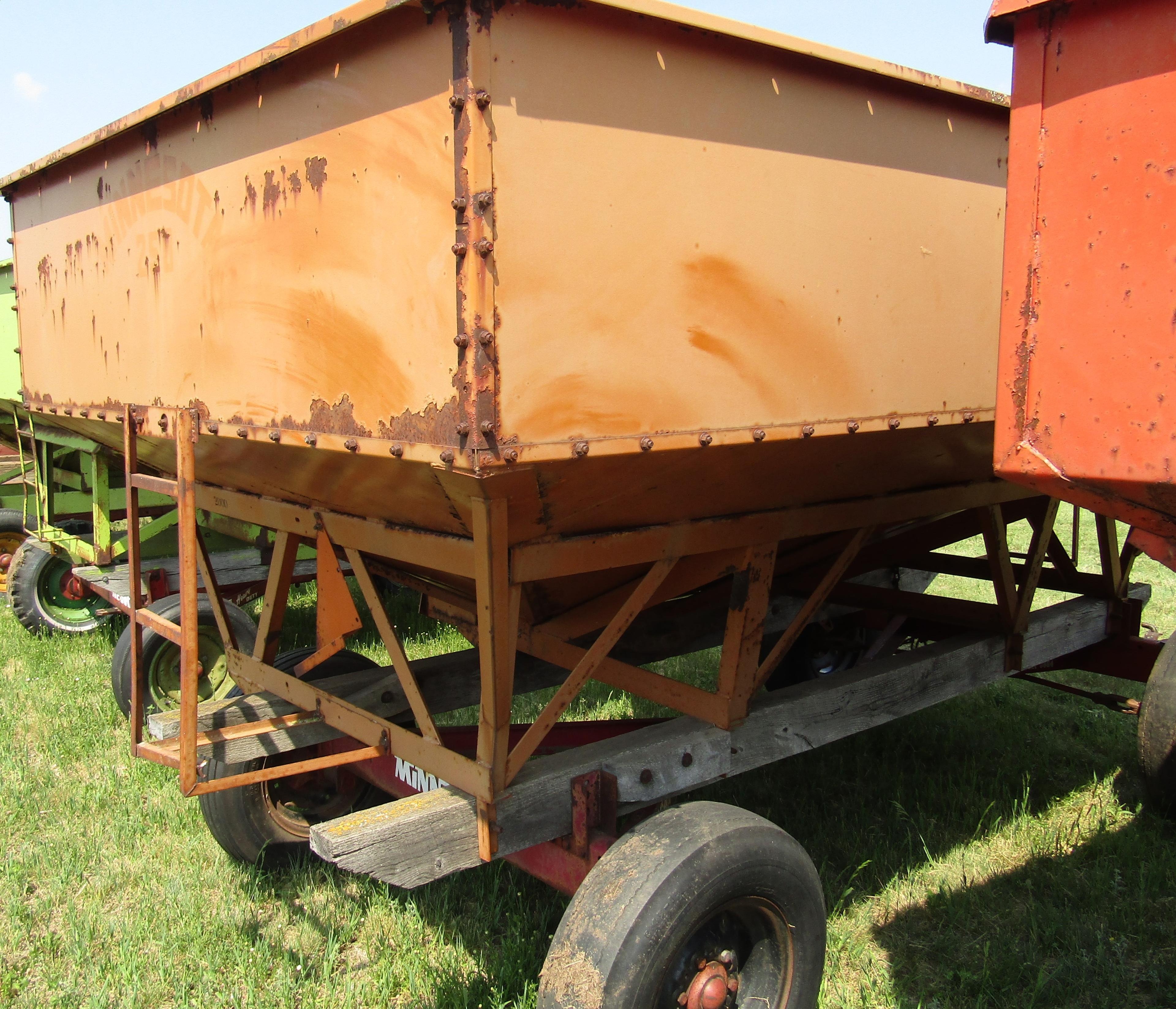 952. Minnesota Model 250 Gravity Box on MN 6 Ton Wagon, Ext. Pole