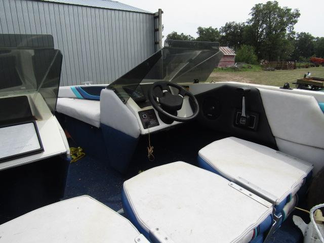 367. 1988 Bayliner Capri 15 FT. Open Bow Run-About, Walk Through Windshield