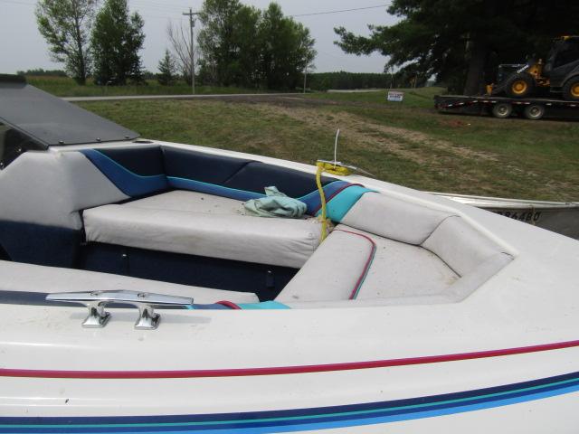 367. 1988 Bayliner Capri 15 FT. Open Bow Run-About, Walk Through Windshield