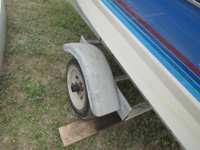 367. 1988 Bayliner Capri 15 FT. Open Bow Run-About, Walk Through Windshield