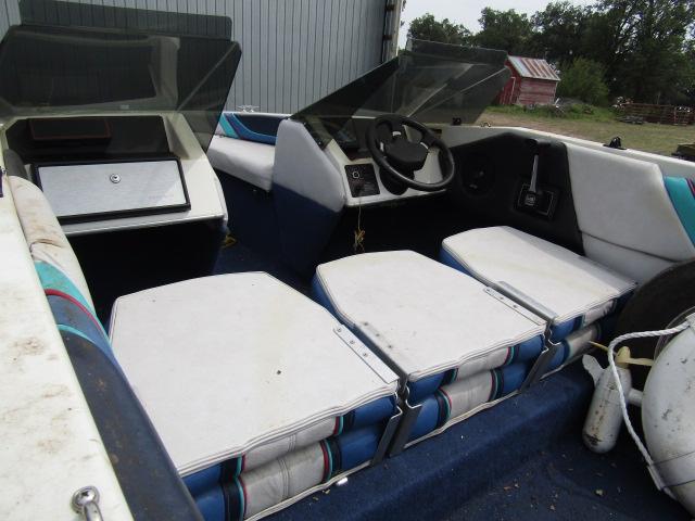 367. 1988 Bayliner Capri 15 FT. Open Bow Run-About, Walk Through Windshield
