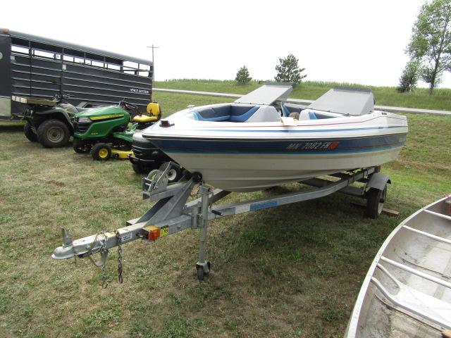 367. 1988 Bayliner Capri 15 FT. Open Bow Run-About, Walk Through Windshield