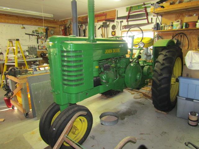 928. 1946 JOHN DEERE MODEL GM TRACTOR, ROUND TOP FENDERS, NEWER 15.5 X 38 R