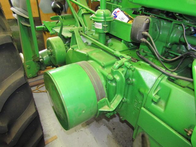 928. 1946 JOHN DEERE MODEL GM TRACTOR, ROUND TOP FENDERS, NEWER 15.5 X 38 R