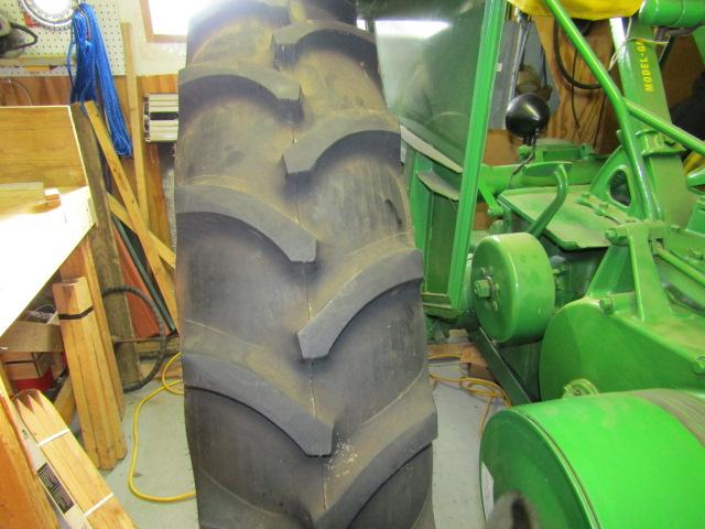 928. 1946 JOHN DEERE MODEL GM TRACTOR, ROUND TOP FENDERS, NEWER 15.5 X 38 R