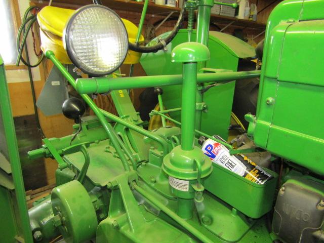 928. 1946 JOHN DEERE MODEL GM TRACTOR, ROUND TOP FENDERS, NEWER 15.5 X 38 R
