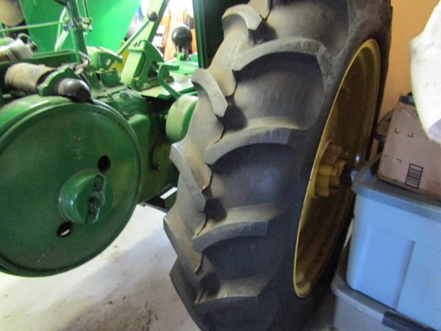 928. 1946 JOHN DEERE MODEL GM TRACTOR, ROUND TOP FENDERS, NEWER 15.5 X 38 R
