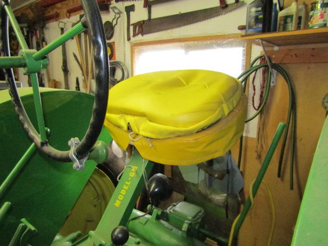 928. 1946 JOHN DEERE MODEL GM TRACTOR, ROUND TOP FENDERS, NEWER 15.5 X 38 R