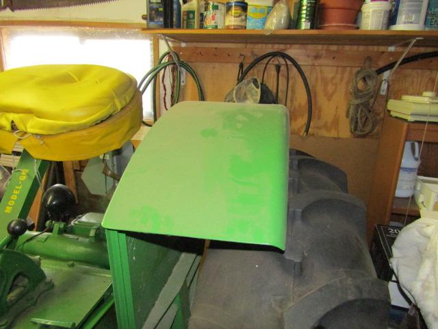 928. 1946 JOHN DEERE MODEL GM TRACTOR, ROUND TOP FENDERS, NEWER 15.5 X 38 R
