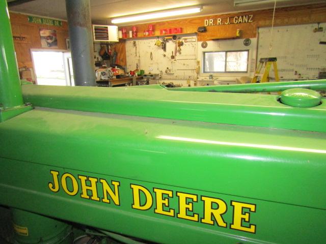 928. 1946 JOHN DEERE MODEL GM TRACTOR, ROUND TOP FENDERS, NEWER 15.5 X 38 R