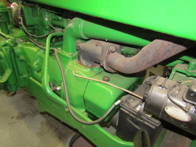 928. 1946 JOHN DEERE MODEL GM TRACTOR, ROUND TOP FENDERS, NEWER 15.5 X 38 R