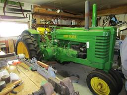 928. 1946 JOHN DEERE MODEL GM TRACTOR, ROUND TOP FENDERS, NEWER 15.5 X 38 R