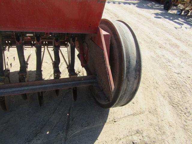 1732. 295-717, IH 510 12 F.T DOUBLE DISC GRAIN DRILL, GRASS SEEDER, 6 INCH