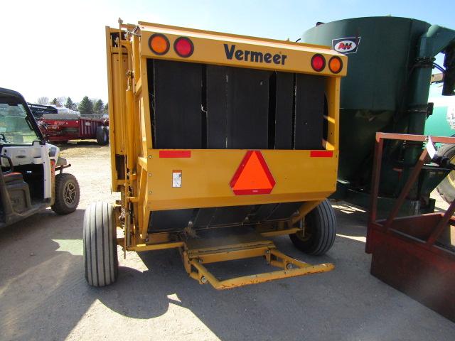 1773-A. 555-1177. VERMEER MODEL 555 XV ACU TIE TWINE TIE ROUND BALER, CROWD