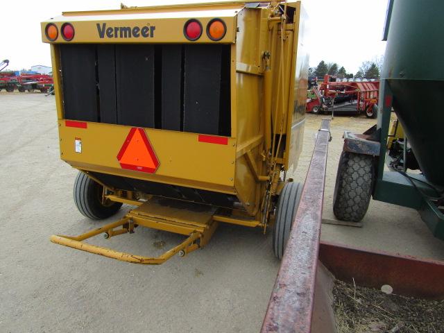 1773-A. 555-1177. VERMEER MODEL 555 XV ACU TIE TWINE TIE ROUND BALER, CROWD