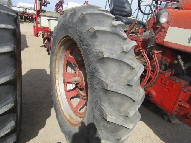 416. 415-1179, IH 450 GAS TRACTOR, NF, 16.9 X 38 TIRES, TA, TAX / SIGN ST3