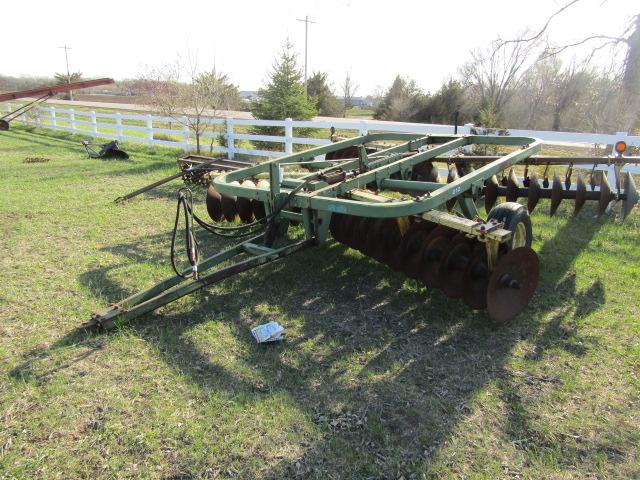 119. JOHN DEERE MODEL 210 14 FT. WHEEL CARRY DISC, GOOD BLADES, HYDRAULIC C