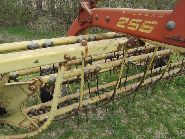 147. NEW HOLLAND 256 9 FT. PARALLEL BAR RAKE WITH HITCH WHEEL