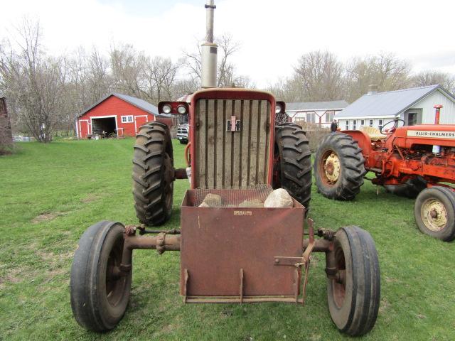 155. 1967 FARMALL 656 GAS TRACTOR, WIDE FRONT, IH FLAT TOP FENDERS, 15.5 X