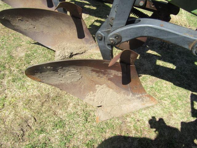 1372. John Deere Model 3600 8 Bottom Variable Width Auto Reset On-Land Pull
