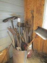 1566. CONTENTS OF SHED INCLUDING: HANDLES, GARDEN TOOLS