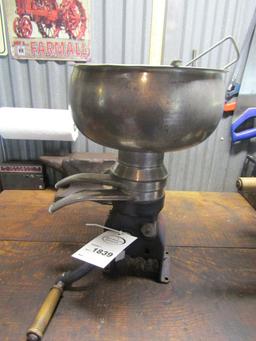 1839. MONTGOMERY WARD TABLE TOP CREAM SEPARATOR