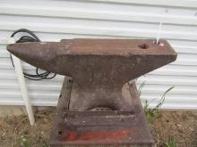 1825. 125# +/- ANVIL ON STAND