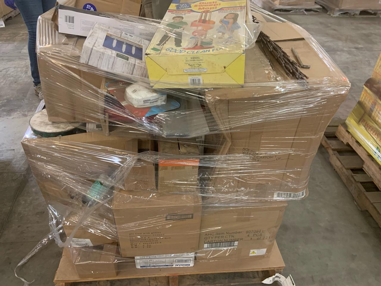 Pallet of mixed merchandise, to include but not limited to: seasonal dŽcor, soap, hardware, seasonal