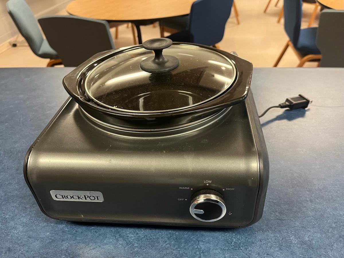 Loc: 6. CrockPot with retractable cord. This lot is located at: 532 Franklin St, Hancock, MI 49930.