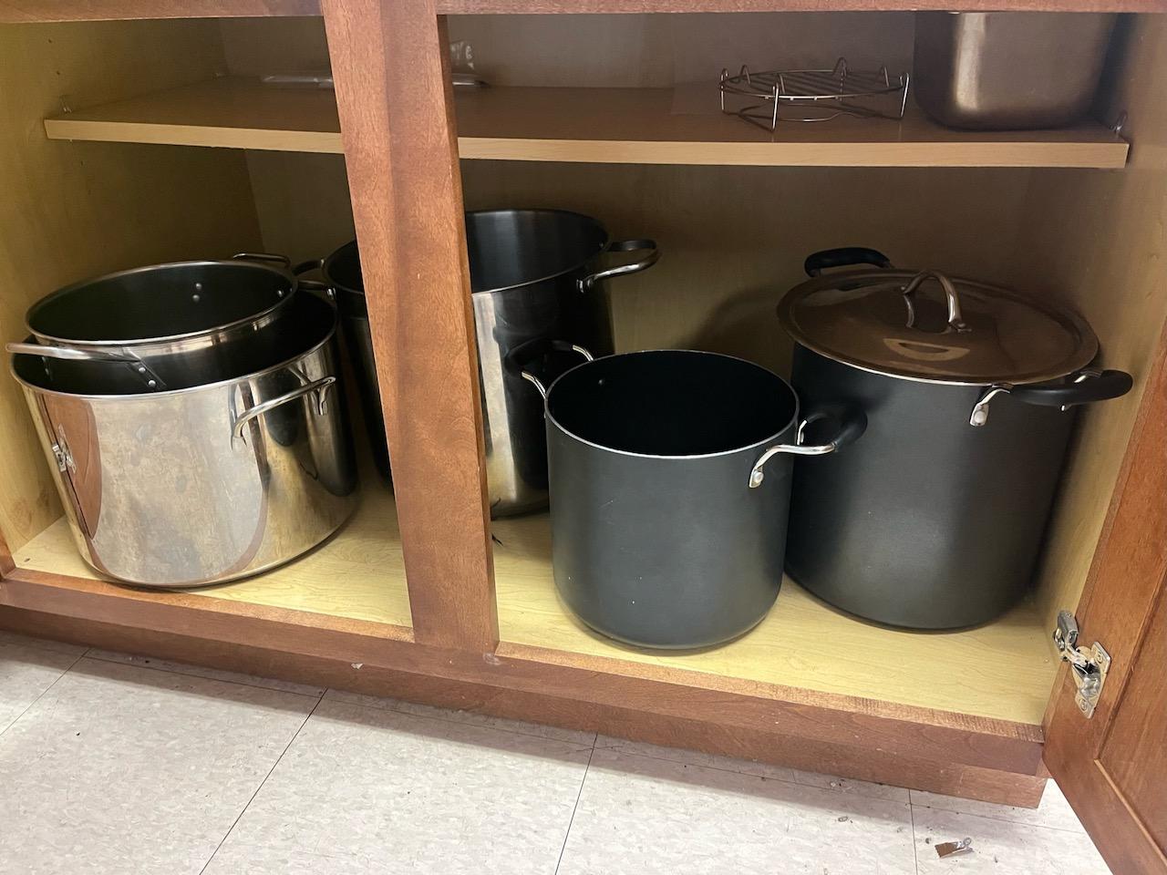 Loc: 6. Lot of (5) Large Pots. This lot is located at: 532 Franklin St, Hancock, MI 49930. PLEASE NO