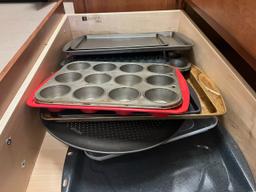 Loc: 6. Lot of Assorted Baking Pans (10 plus). This lot is located at: 532 Franklin St, Hancock, MI