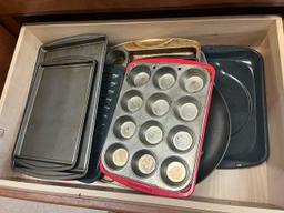 Loc: 6. Lot of Assorted Baking Pans (10 plus). This lot is located at: 532 Franklin St, Hancock, MI