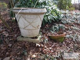 Mixed lot of outdoor planting pots