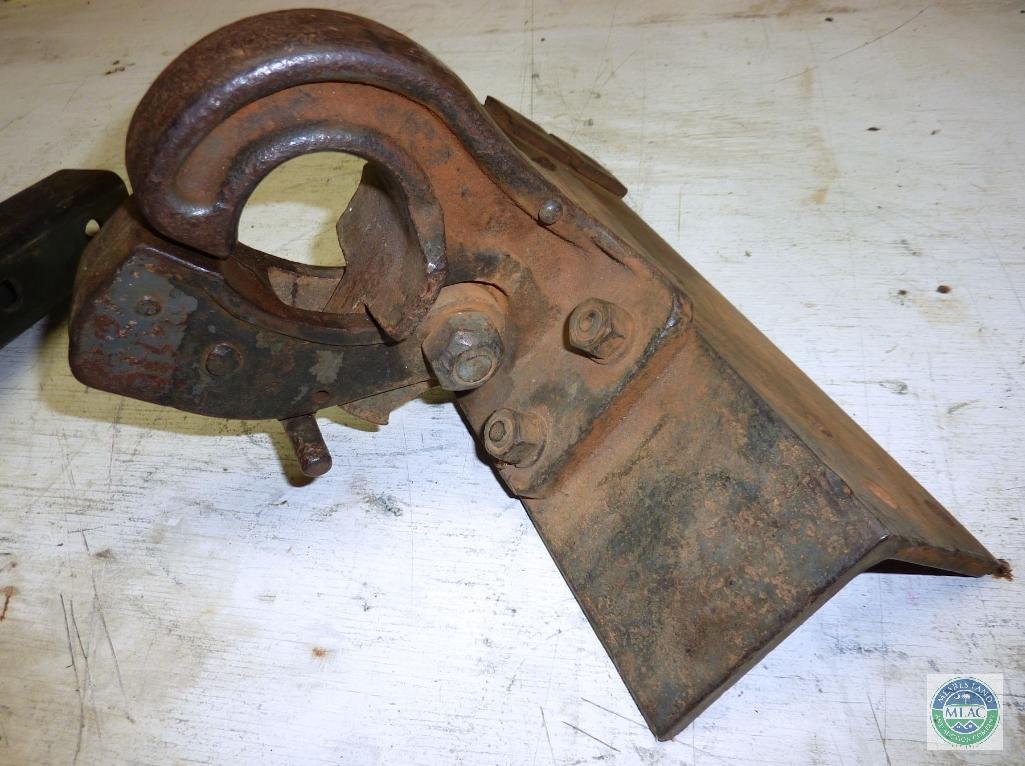 Towing Lot 3" Drop Hitch & Pentil Hook Hitch