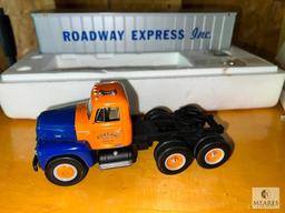 1959 International RF-200 Roadway Express Diecast Truck and Trailer