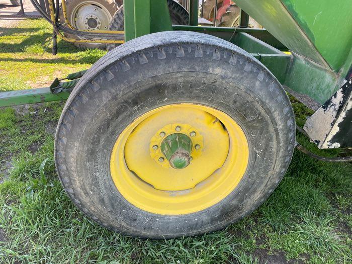 DEMCO GRAVITY WAGON W/AUGER